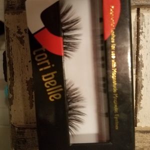 Tori Belle magnetic lashes selfie